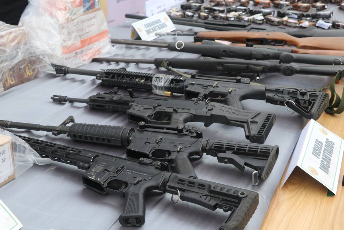 De abajo hacia arriba. Carabina semiautomática PERUN 15 (Fabricada por PERUN ARMS, Republica Checa) de calibre .223 REM (5,56 x 45 mm), diseñada para tiro de precisión, deportivo y cacería, con cacerinas de 30 cartuchos. Fabricada en 2024. Registra el número de serie 241236. Carabina Smith & Wesson M&P15 de calibre .223 REM. Fabricada en Estados Unidos. Es una versión semiautomática, basada en el AR-15, para uso de Fuerzas Militares y Policiales. Fusil CZ BREN 2Ms de .223 REM con cañón de 11”. De accionamiento semiautomático, utiliza cacerinas de 10 o 20 cartuchos, tiene un alcance efectivo de 300 a 500 m. Escopeta Uzkon TR100 de calibre 12GA. Es semiautomática con cacerina de 7 cartuchos. De abajo hacia arriba. Carabina semiautomática PERUN 15 (Fabricada por PERUN ARMS, Republica Checa) de calibre .223 REM (5,56 x 45 mm), diseñada para tiro de precisión, deportivo y cacería, con cacerinas de 30 cartuchos. Fabricada en 2024. Registra el número de serie 241236. Carabina Smith & Wesson M&P15 de calibre .223 REM. Fabricada en Estados Unidos. Es una versión semiautomática, basada en el AR-15, para uso de Fuerzas Militares y Policiales. Fusil CZ BREN 2Ms de .223 REM con cañón de 11”. De accionamiento semiautomático, utiliza cacerinas de 10 o 20 cartuchos, tiene un alcance efectivo de 300 a 500 m. Escopeta Uzkon TR100 de calibre 12GA. Es semiautomática con cacerina de 7 cartuchos.