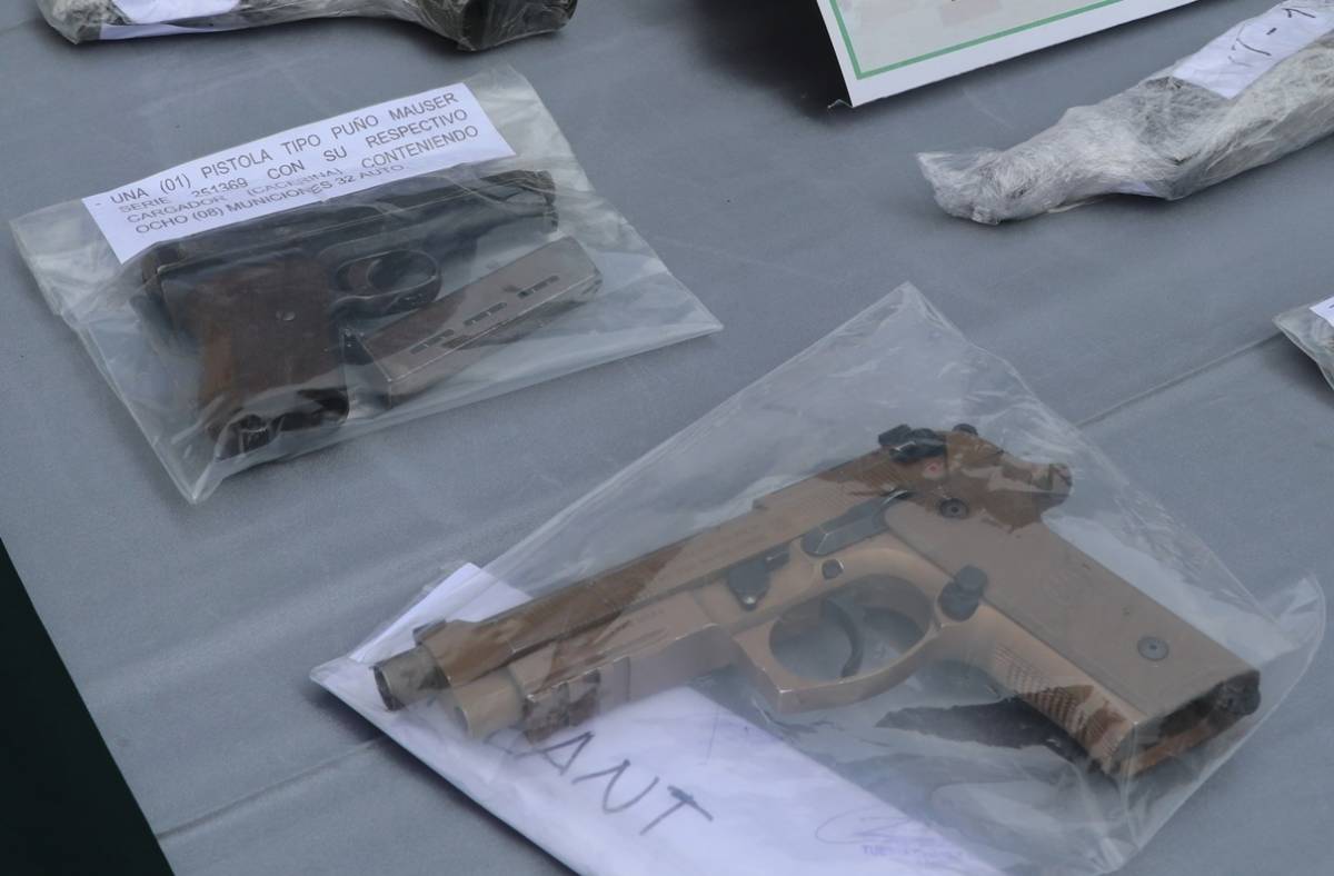 Dos de las pistolas incautadas. Una Beretta M9A4 de 9 x 19 mm. y una Mauser HSc .380 Auto. Dos de las pistolas incautadas. Una Beretta M9A4 de 9 x 19 mm. y una Mauser HSc .380 Auto.