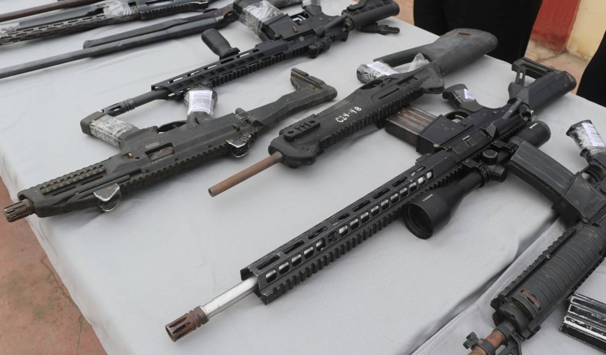 Fusil del tipo AR-15 dotado de una mira telescópica Bushnell Banner 2 de 3-9x 40 mm. A un lado, se observa una carabina Beretta Cx4 Storm y un subfusil CZ Scorpion Evo 3 S1, ambos de 9 x 19 mm. Fusil del tipo AR-15 dotado de una mira telescópica Bushnell Banner 2 de 3-9x 40 mm. A un lado, se observa una carabina Beretta Cx4 Storm y un subfusil CZ Scorpion Evo 3 S1, ambos de 9 x 19 mm.