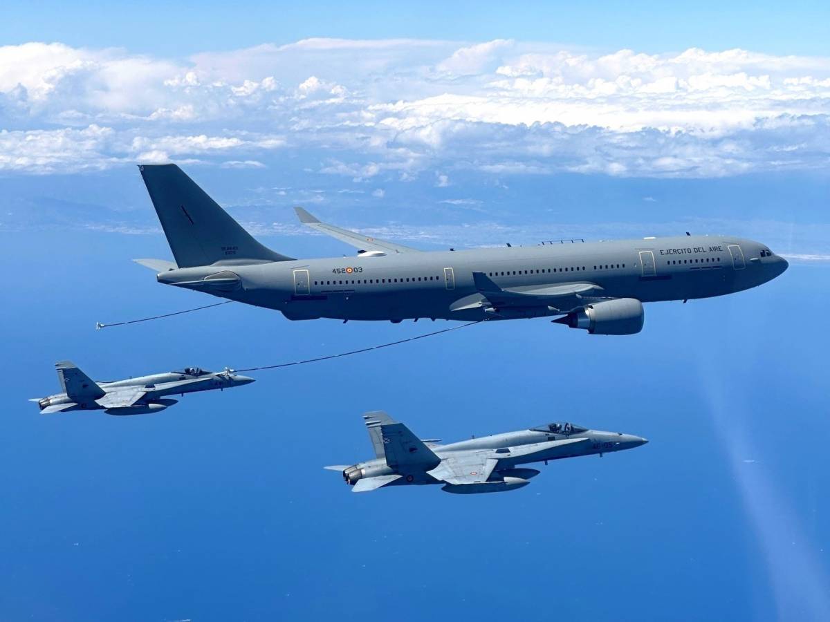 Uno de los F/A-18A del Ala 46 realizando un enganche al sistema de reabastecimiento en vuelo del A330-200 MRTT, mientras el otro espera. (Foto Ala 46) Uno de los F/A-18A del Ala 46 realizando un enganche al sistema de reabastecimiento en vuelo del A330-200 MRTT, mientras el otro espera. (Foto Ala 46)