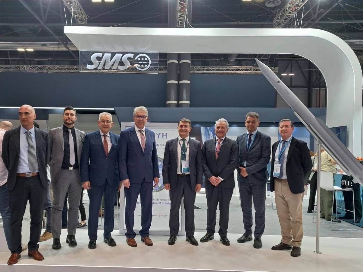 Joachim Sucker (Director de OCCAR) junto con representantes de la Comisión Europea, de la división de programa de HYDEF de OCCAR y del equipo directivo de SMS en FEINDEF 25. Joachim Sucker (Director de OCCAR) junto con representantes de la Comisión Europea, de la división de programa de HYDEF de OCCAR y del equipo directivo de SMS en FEINDEF 25.