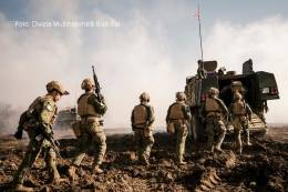 Personal de la FIMAR R-I operando en Rumania con sus vehculos de combate 8x8 Piranha. (foto MN BG ROM)