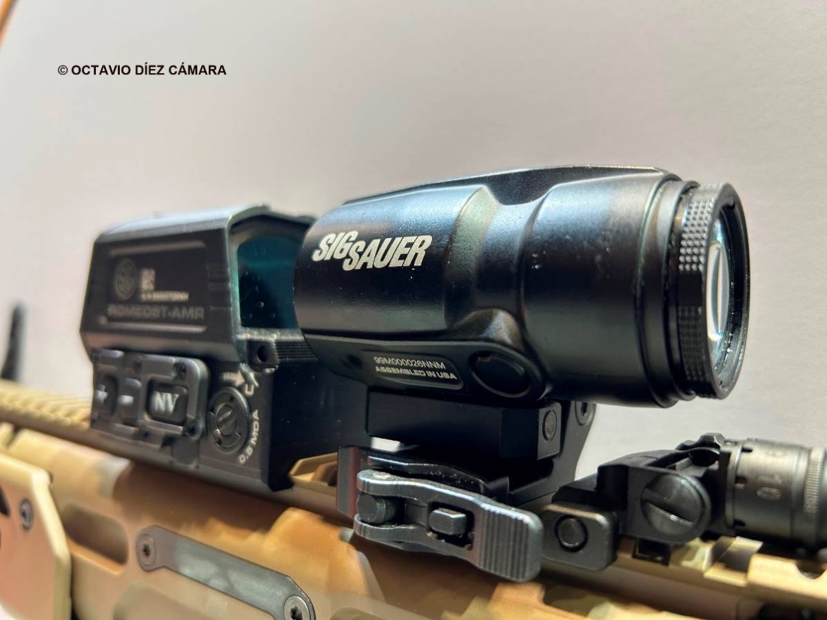 La disposicin del conjunto de visores que forman el kit ROMEO8T-AMR Combo est pensada para facilitar el tiro a distancias cortas o largas. (Octavio Dez Cmara)