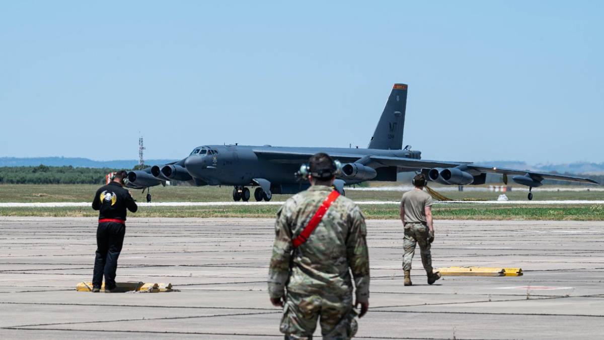 Uno de los B-52H se acerca a su zona de estacionamiento de Morón. (foto USAF) Uno de los B-52H se acerca a su zona de estacionamiento de Morón. (foto USAF)