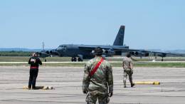 Uno de los B-52H se acerca a su zona de estacionamiento de Mor�n.  (foto USAF)