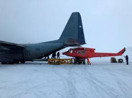 Un helicptero Bell 412 es descargado de un avin Hrcules, ambos de la Fuerza Area de Chile, en la base area antrtica Presidente Frei. (foto: Fuerza Area de Chile)