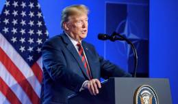 Donald Trumo dando un discurso con el emblema de la OTAN de fondo. (foto: Casa Blanca)