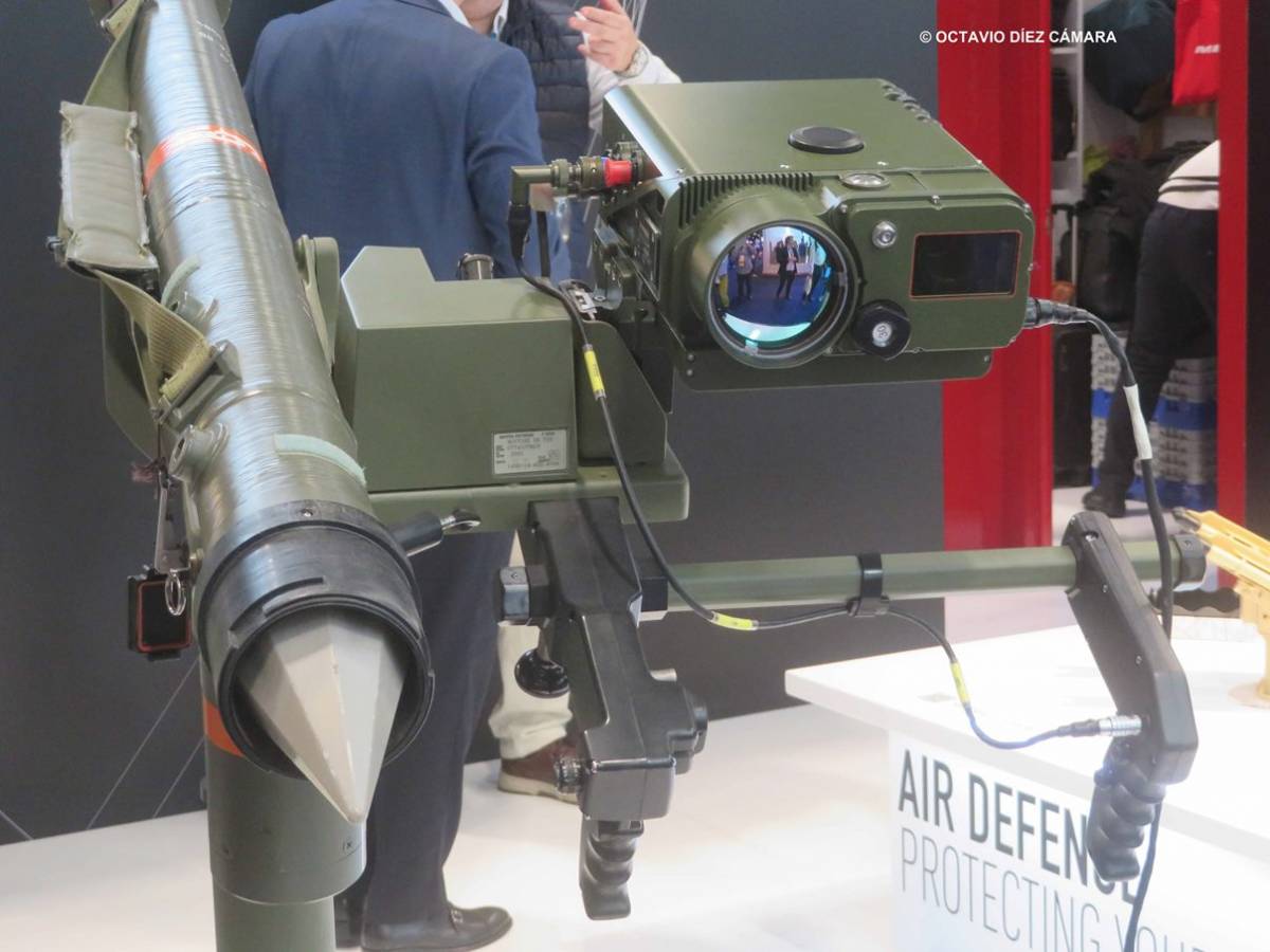 El puesto de tiro individual del sistema Mistral se actualiza en lo que es el misil que dispara, de una mejor envolvente de vuelo, y del equipo que permite la acción. (Octavio Díez Cámara) El puesto de tiro individual del sistema Mistral se actualiza en lo que es el misil que dispara, de una mejor envolvente de vuelo, y del equipo que permite la acción. (Octavio Díez Cámara)