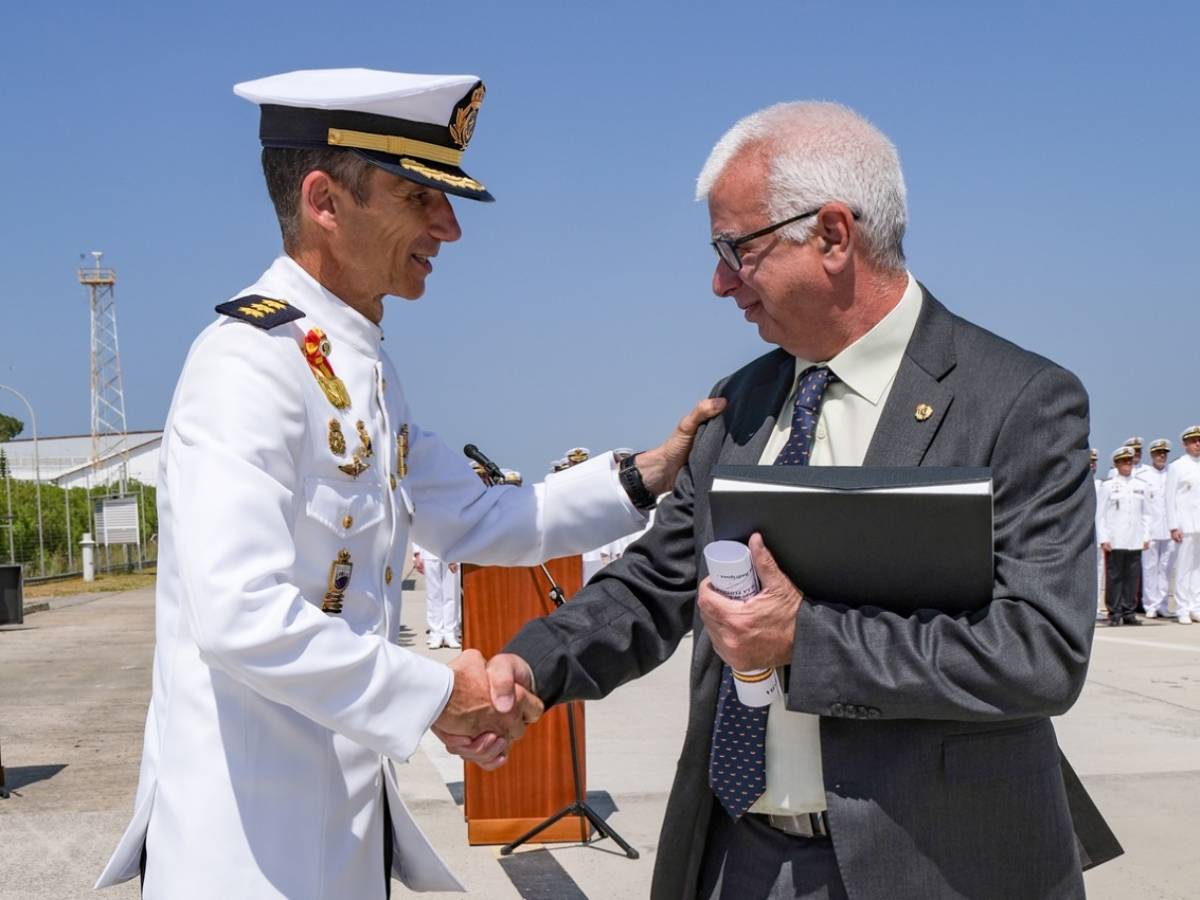 El Coronel Antonio Nez en el momento de reconocer a Julio Maz como Amigo de la FLOAN. (foto Jos Antonio Almarza)