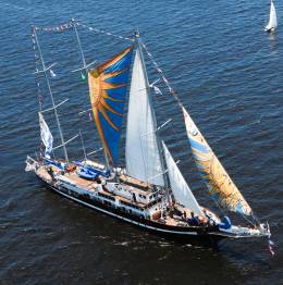 El Capitn Miranda navegando frente a Brasil. (foto Marinha do Brasil).