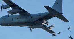Un avin C-130 Hrcules lanzando contenedores de carga. (foto: Fuerza Area Argentina)
