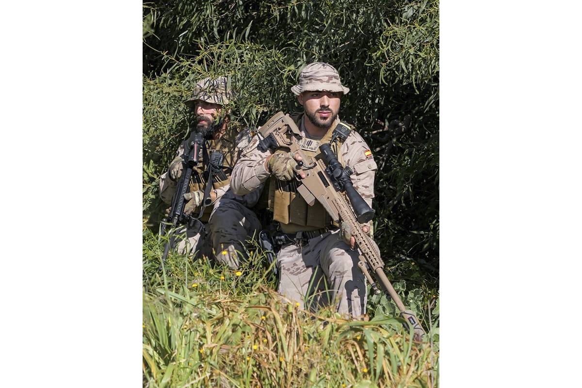 Un equipo de tiradores de elite de la SERECO del BD-II del Tercio de Armada, el tirador empuña su fusil de precisión AXMC .338. (foto José Antonio Almarza) Un equipo de tiradores de elite de la SERECO del BD-II del Tercio de Armada, el tirador empuña su fusil de precisión AXMC .338. (foto José Antonio Almarza)
