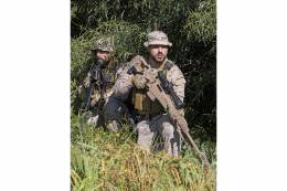 Un equipo de tiradores de elite de la SERECO del BD-II del Tercio de Armada, el tirador empua su fusil de precisin AXMC .338. (foto Jos Antonio Almarza)