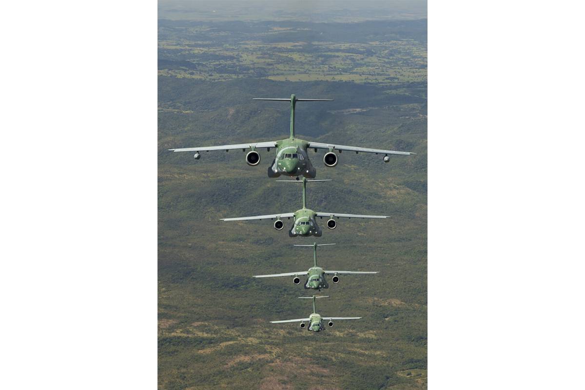 Cuatro aviones KC-390 Millenium de la Fuerza Area Brasilea volando en formacin.