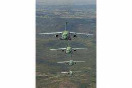 Cuatro aviones KC-390 Millenium de la Fuerza Area Brasilea volando en formacin.