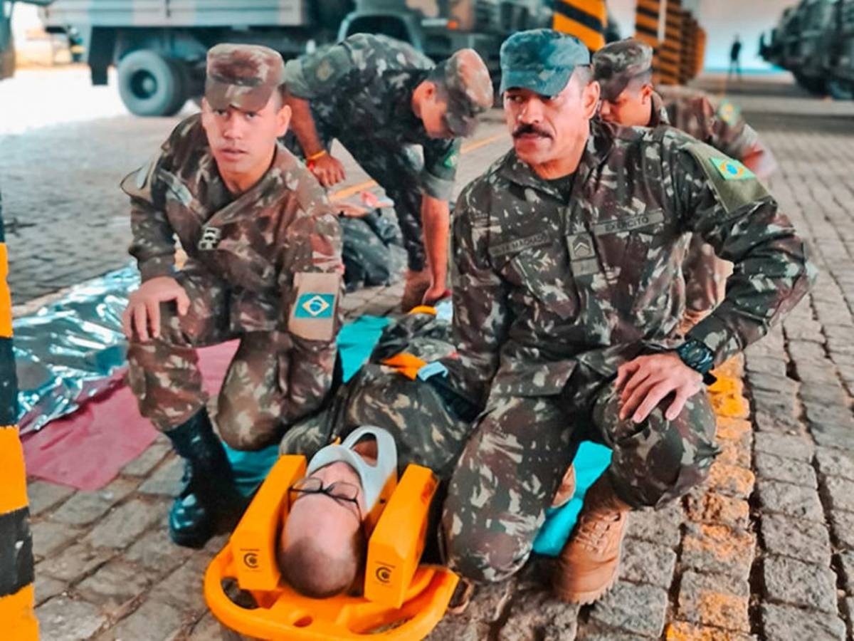 Militares del Ejrcito Brasileo durante un ejercicio de rescate.