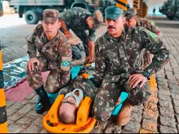 Militares del Ejrcito Brasileo durante un ejercicio de rescate.