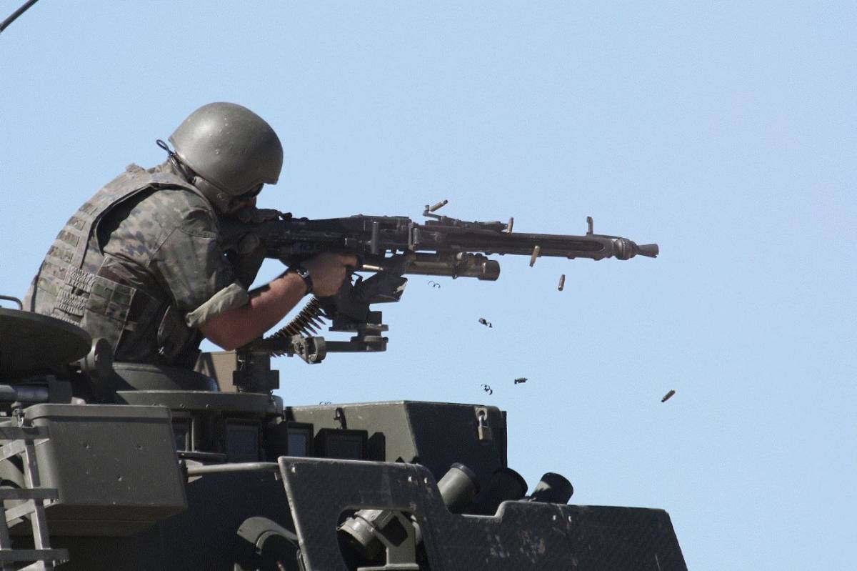 Ametralladora MG3 de 7,62 mm. abriendo fuego desde la torre de un Centauro (Ejército de Tierra) Ametralladora MG3 de 7,62 mm. abriendo fuego desde la torre de un Centauro (Ejército de Tierra)