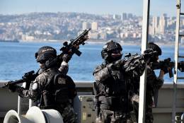 Miembros del Grupo de Respuesta Inmediata (GRI) de la Armada de Chile durante el ejercicio. (foto: Armada de Chile)