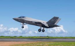 F-35C a punto de tomar en el aer�dromo de Iwo Jima. (foto Departamento de Defensa de Estados Unidos)