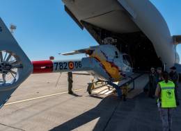 Helicpteros de la Patrulla Aspa embarcando en un avin A400M del Ala 31. (foto: Ejrcito del Aire y del Espacio)