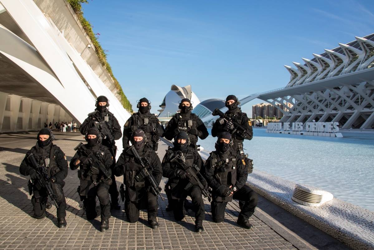 Integrantes del GOES Valencia desplegados para el ejercicio. Este tipo de simulaciones en escenarios reales ayudan a conocer y planear diferentes actuaciones en zonas sensibles o de gran afluencia de gente. Integrantes del GOES Valencia desplegados para el ejercicio. Este tipo de simulaciones en escenarios reales ayudan a conocer y planear diferentes actuaciones en zonas sensibles o de gran afluencia de gente.