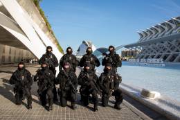 Integrantes del GOES Valencia desplegados para el ejercicio. Este tipo de simulaciones en escenarios reales ayudan a conocer y planear diferentes actuaciones  en zonas sensibles o de gran afluencia de gente.