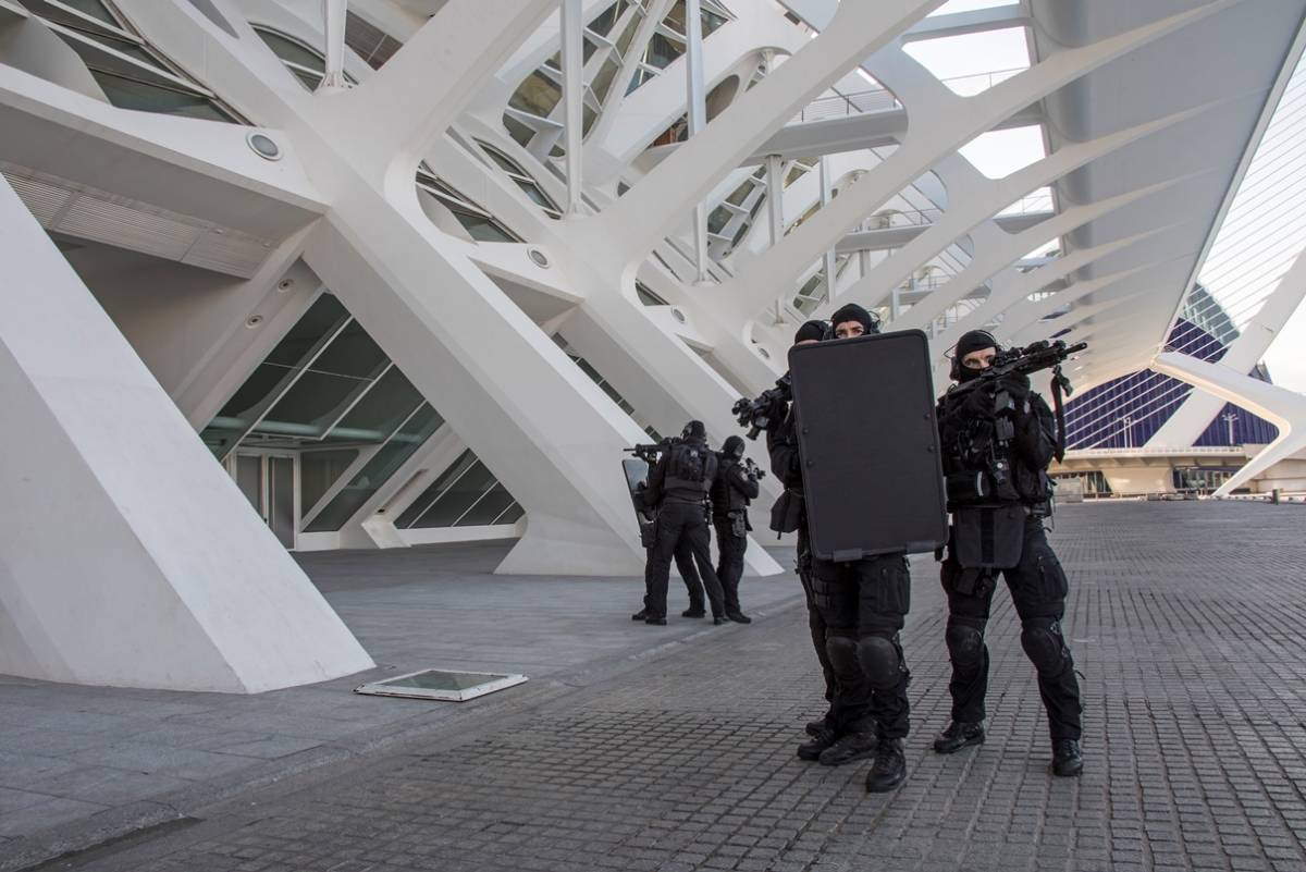 Varios trinomios del GOES durante su progresión en las inmediaciones del Museo de las Ciencias. Varios trinomios del GOES durante su progresión en las inmediaciones del Museo de las Ciencias.