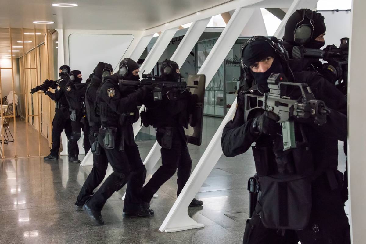 Debido a la gran extensión a asegurar, son necesarios un número importante de efectivos tanto del GOES como de unidades auxiliares de la Policía así como de emergencias. Debido a la gran extensión a asegurar, son necesarios un número importante de efectivos tanto del GOES como de unidades auxiliares de la Policía así como de emergencias.