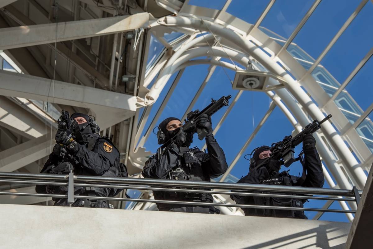 Trinimio cubriendo el avance de sus compañeros desde la planta superior. Trinimio cubriendo el avance de sus compañeros desde la planta superior.