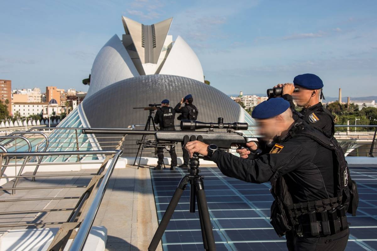 En el exterior, son necesarios varios equipos de tiradores para cubrir los diferentes sectores de las instalaciones. En el exterior, son necesarios varios equipos de tiradores para cubrir los diferentes sectores de las instalaciones.