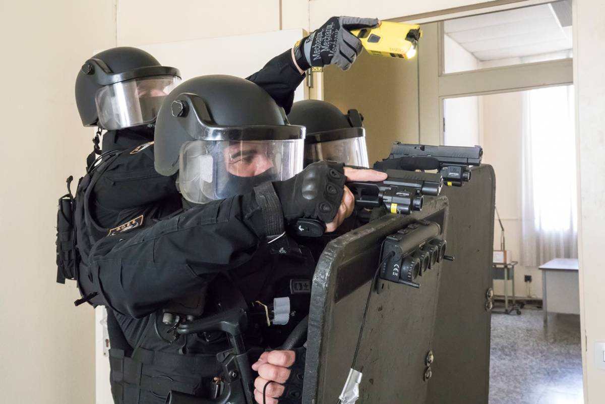 Aunque a veces no al ritmo y cantidad deseados, cada vez es más habitual la dotación de armamento no letal por parte de las diferentes unidades de la Policía. Aunque a veces no al ritmo y cantidad deseados, cada vez es más habitual la dotación de armamento no letal por parte de las diferentes unidades de la Policía.