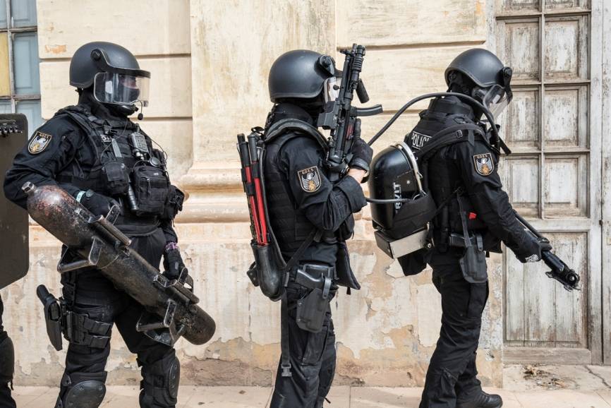 Equipo de aperturas preparado para actuar. Estos operativos tienen formación y entrenamiento en la utilización de muy variada herramienta de apertura , técnicas de breaching incluidas si la situación lo requiere.La entrada a un inmueble o habitación siempre es un momento delicado y de alto riesgo.
