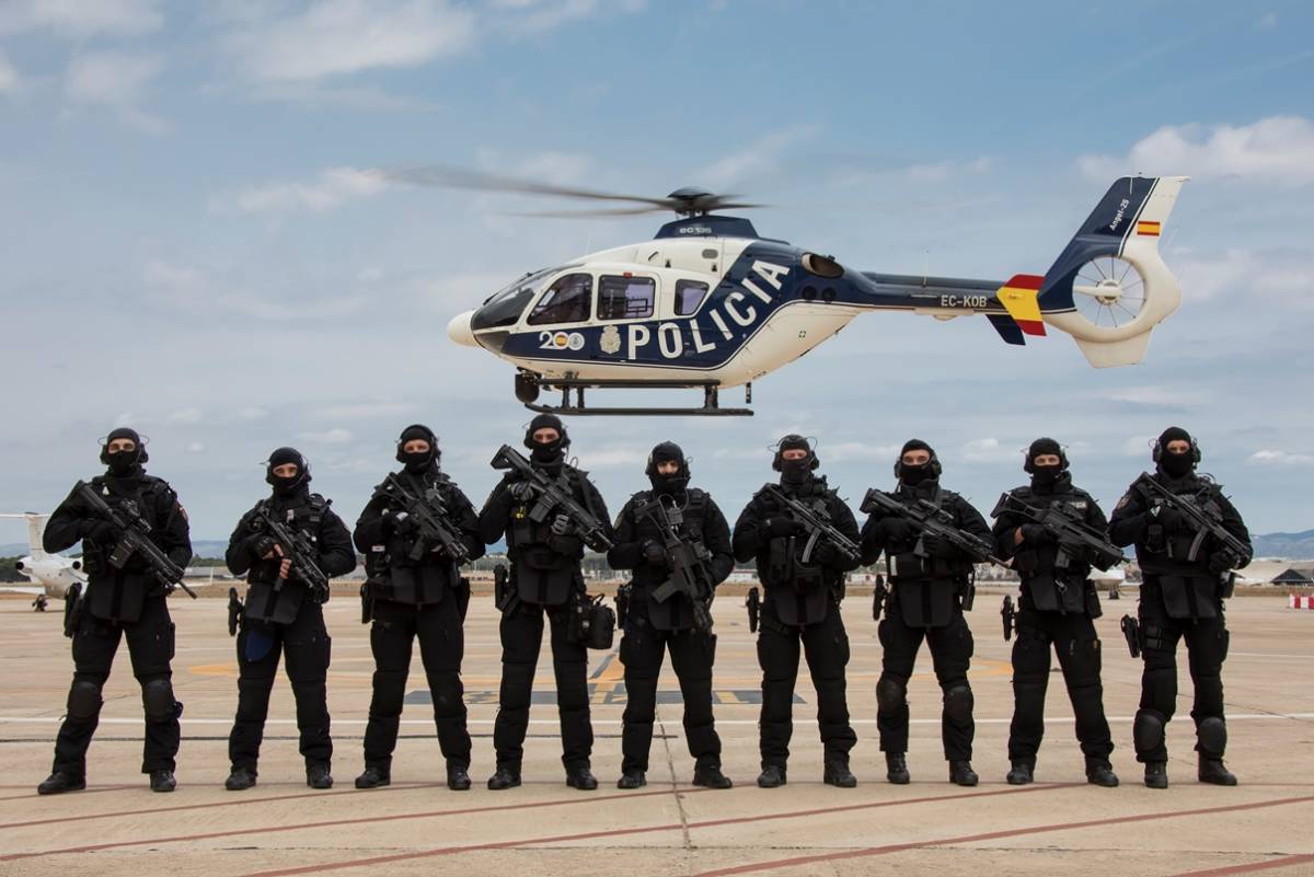 Como comentábamos antes, la colaboración y apoyo entre diferentes unidades de la Policía es habitual en este tipo de intervenciones. En este caso, observamos un EC135 del SMA(Servicio de Medios Aéreos) de la Policía Nacional. No quisiera terminar esta Lámina sin enviar un especial agradecimiento tanto al Cuerpo Nacional de Policía como a la Generalitat Valenciana por permitirme el privilegio de poder tomar estas fotos en uno de los entornos más espectaculares de los que he tenido la suerte de visitar. Como comentábamos antes, la colaboración y apoyo entre diferentes unidades de la Policía es habitual en este tipo de intervenciones. En este caso, observamos un EC135 del SMA(Servicio de Medios Aéreos) de la Policía Nacional. No quisiera terminar esta Lámina sin enviar un especial agradecimiento tanto al Cuerpo Nacional de Policía como a la Generalitat Valenciana por permitirme el privilegio de poder tomar estas fotos en uno de los entornos más espectaculares de los que he tenido la suerte de visitar.