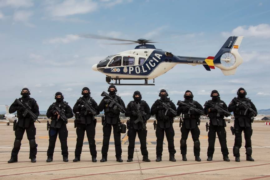 Como comentábamos antes, la colaboración y apoyo entre diferentes unidades de la Policía es habitual en este tipo de intervenciones. En este caso, observamos un EC135 del SMA(Servicio de Medios Aéreos) de la Policía Nacional. No quisiera terminar esta Lámina sin enviar un especial agradecimiento tanto al Cuerpo Nacional de Policía como a la Generalitat Valenciana por permitirme el privilegio de poder tomar estas fotos en uno de los entornos más espectaculares de los que he tenido la suerte de visitar.