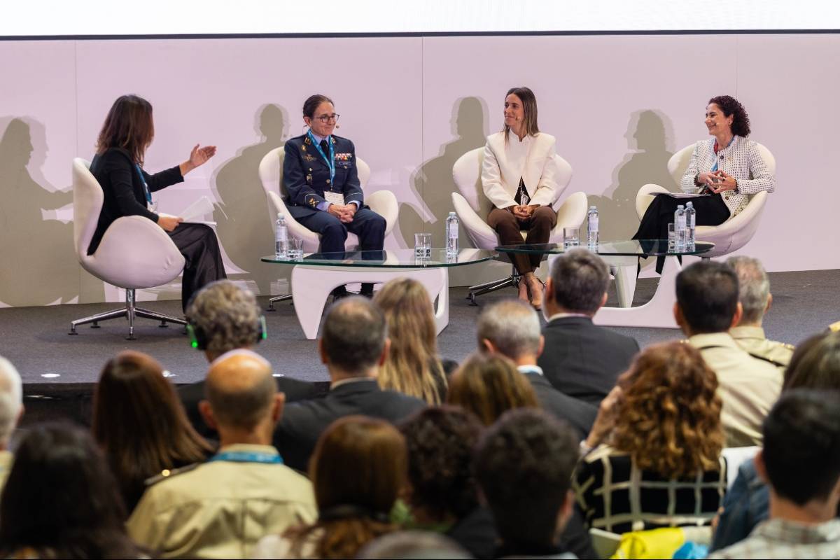 Mesa redonda “El talento femenino: un impulso clave en el creciente sector de la defensa”. (foto: FEINDEF) Mesa redonda “El talento femenino: un impulso clave en el creciente sector de la defensa”. (foto: FEINDEF)