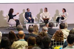 Mesa redonda El talento femenino: un impulso clave en el creciente sector de la defensa. (foto: FEINDEF)