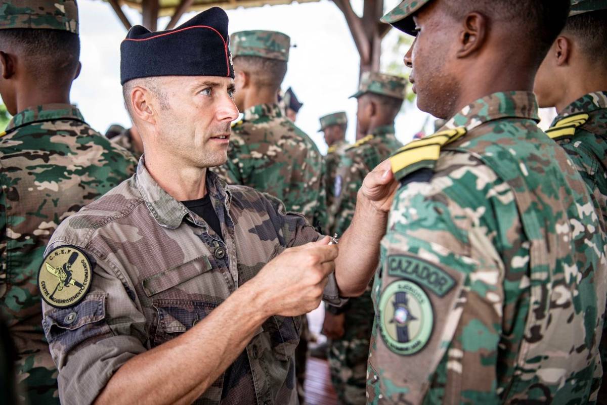 El coronel Arnaud Crézé, comandante del 33º RIMa coloca el emblema de Comando a uno de los cadetes dominicanos. (Foto: 33º RIMa) El coronel Arnaud Crézé, comandante del 33º RIMa coloca el emblema de Comando a uno de los cadetes dominicanos. (Foto: 33º RIMa)