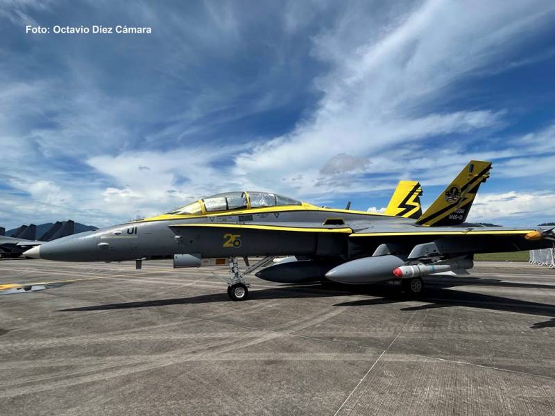 Con motivo de los 25 años de vuelo de los F/A-18D malayos se pintó el primero de ellos con un detalle conmemorativo de tono amarillo en su fuselaje. (Octavio Díez Cámara) Con motivo de los 25 años de vuelo de los F/A-18D malayos se pintó el primero de ellos con un detalle conmemorativo de tono amarillo en su fuselaje. (Octavio Díez Cámara)