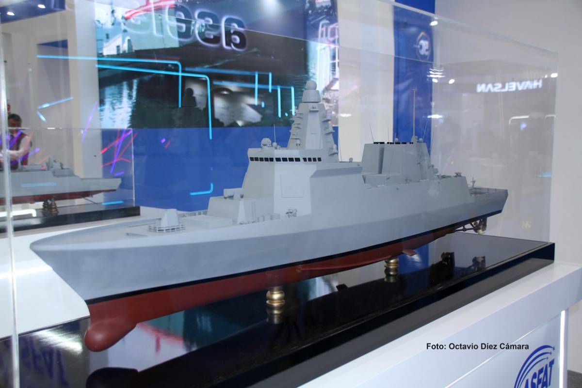 Esta es la maqueta ms reciente del destructor TF-2000 que Turqua acaba de comenzar a fabricar sobre la base de un avanzado diseo antiareo. (Octavio Dez Cmara)