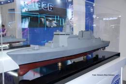 Esta es la maqueta ms reciente del destructor TF-2000 que Turqua acaba de comenzar a fabricar sobre la base de un avanzado diseo antiareo. (Octavio Dez Cmara)