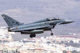 Uno de los Eurofighter que abrirn el desfile del Da de las Fuerzas Armadas en Tenerife aterrizando en Gando. (foto: Antonio Rodriguez Santana)
