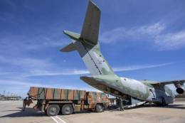 El camin de artillera ASTROS II embarcando en el KC-390 Millenium.