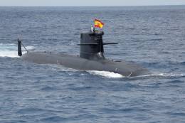 El submarino S-81 navegando en el curso de la parada naval del 6 de junio. (foto MDE)