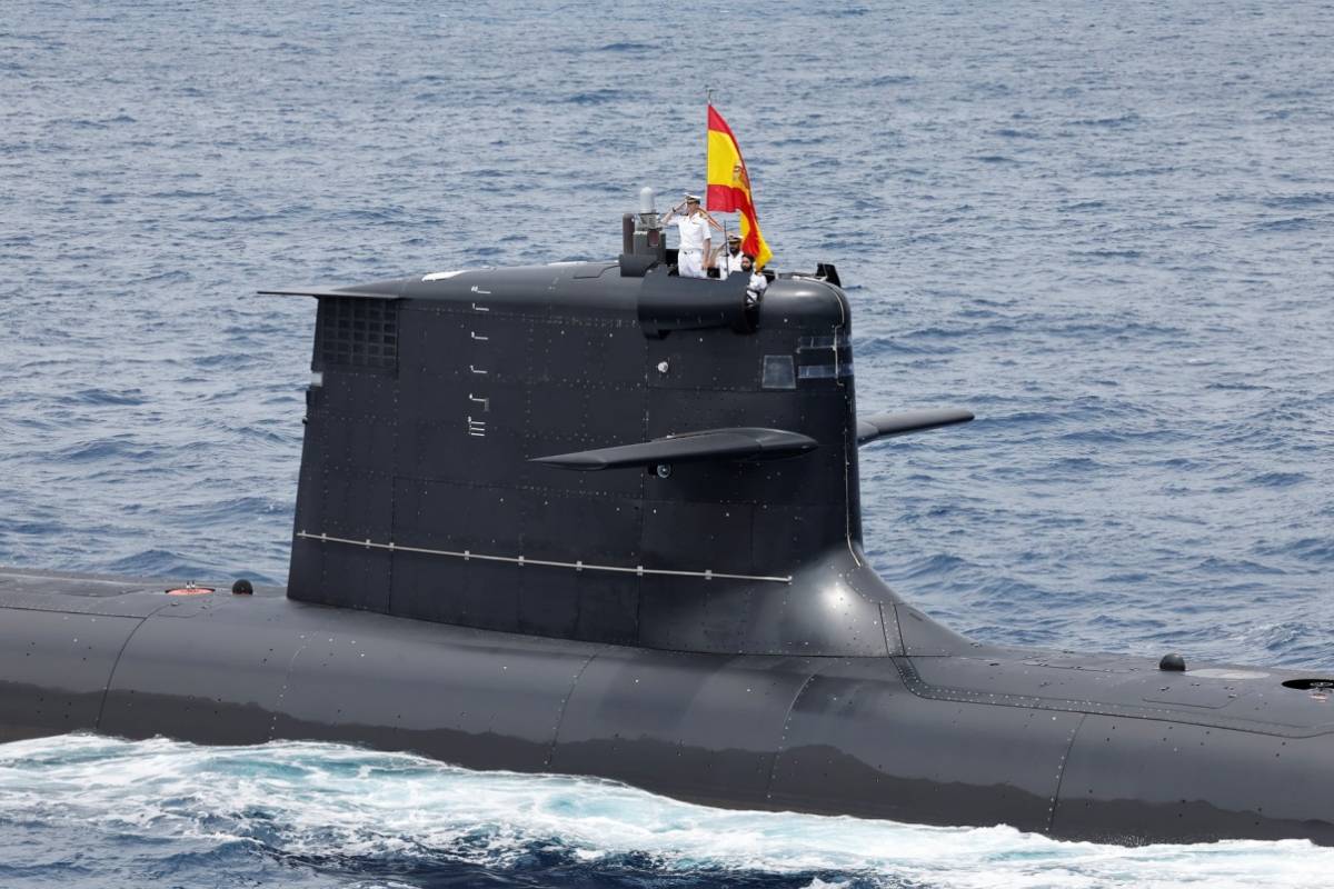 Detalle de la vela del “Isaac Peral”, foto tomada desde el BAM “Tornado” en el que navegaba SM. El Rey. (foto MDE) Detalle de la vela del “Isaac Peral”, foto tomada desde el BAM “Tornado” en el que navegaba SM. El Rey. (foto MDE)