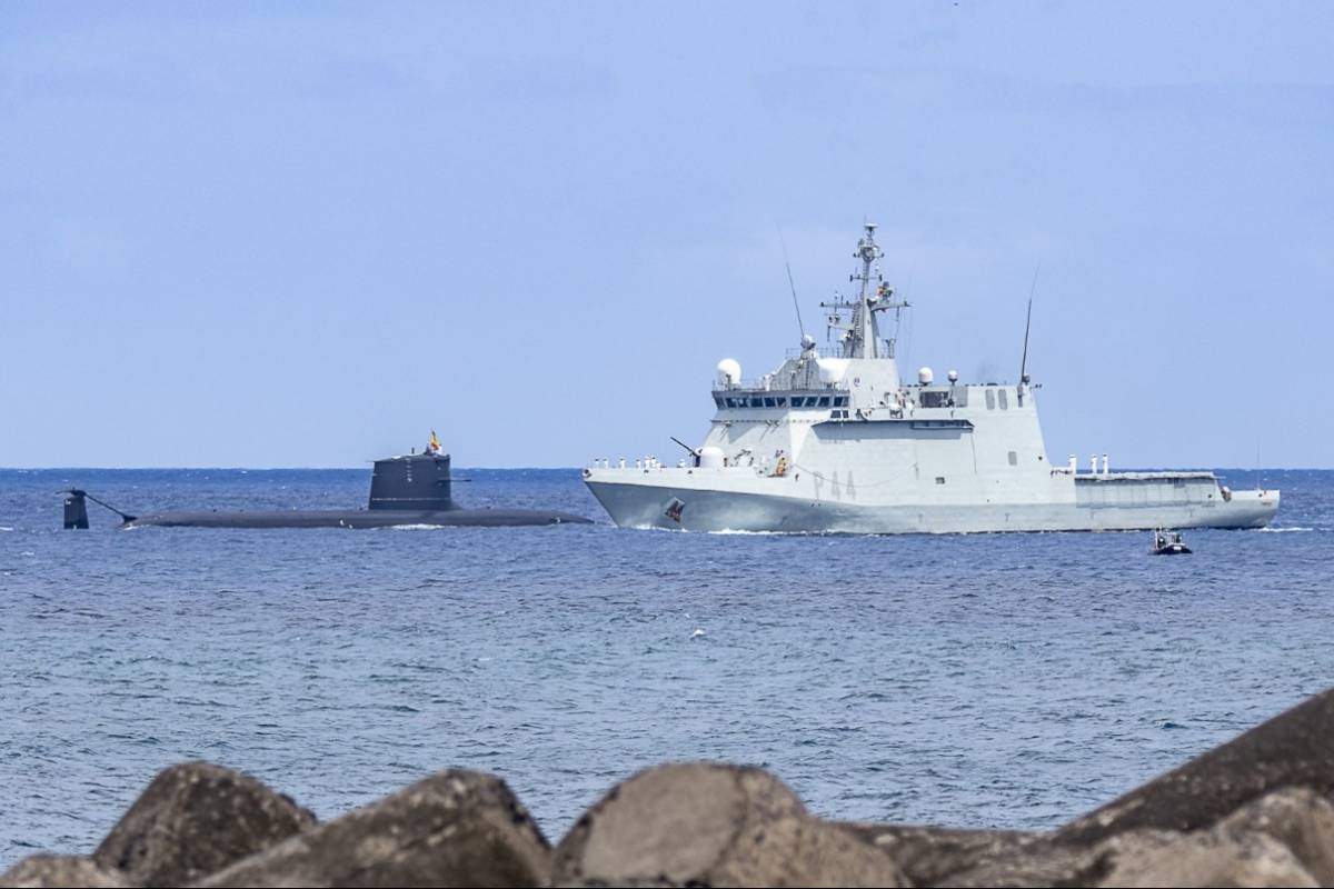 Momento en el que el S-81 se cruza con el BAM “Tornado”, en el que navegaba el Rey, durante la parada naval. (foto Casa Real) Momento en el que el S-81 se cruza con el BAM “Tornado”, en el que navegaba el Rey, durante la parada naval. (foto Casa Real)