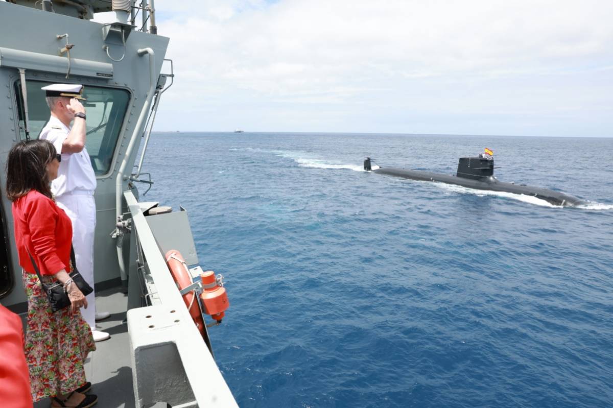 SM el Rey viendo pasar al “Isaac Peral” desde el BAM “Tornado” durante la parada naval. (foto Casa Real) SM el Rey viendo pasar al “Isaac Peral” desde el BAM “Tornado” durante la parada naval. (foto Casa Real)