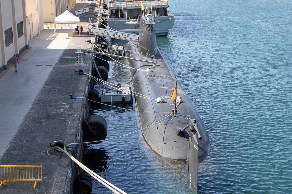 Imagen de popa del submarino “Isaac Peral” atracado en el Arsenal de Las Palmas. (foto Antonio Rodriguez Santana) Imagen de popa del submarino “Isaac Peral” atracado en el Arsenal de Las Palmas. (foto Antonio Rodriguez Santana)