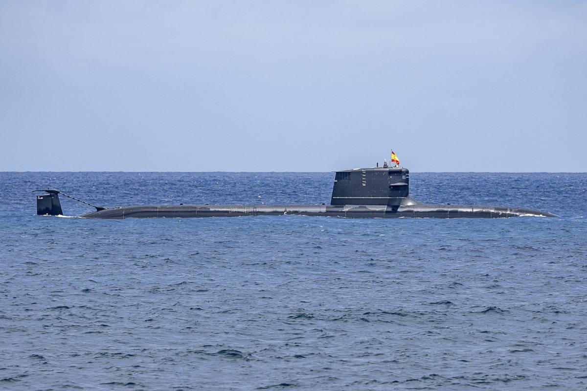 Vista lateral del “Isaac Peral” durante la parada naval. (foto Antonio Rodriguez Santana) Vista lateral del “Isaac Peral” durante la parada naval. (foto Antonio Rodriguez Santana)