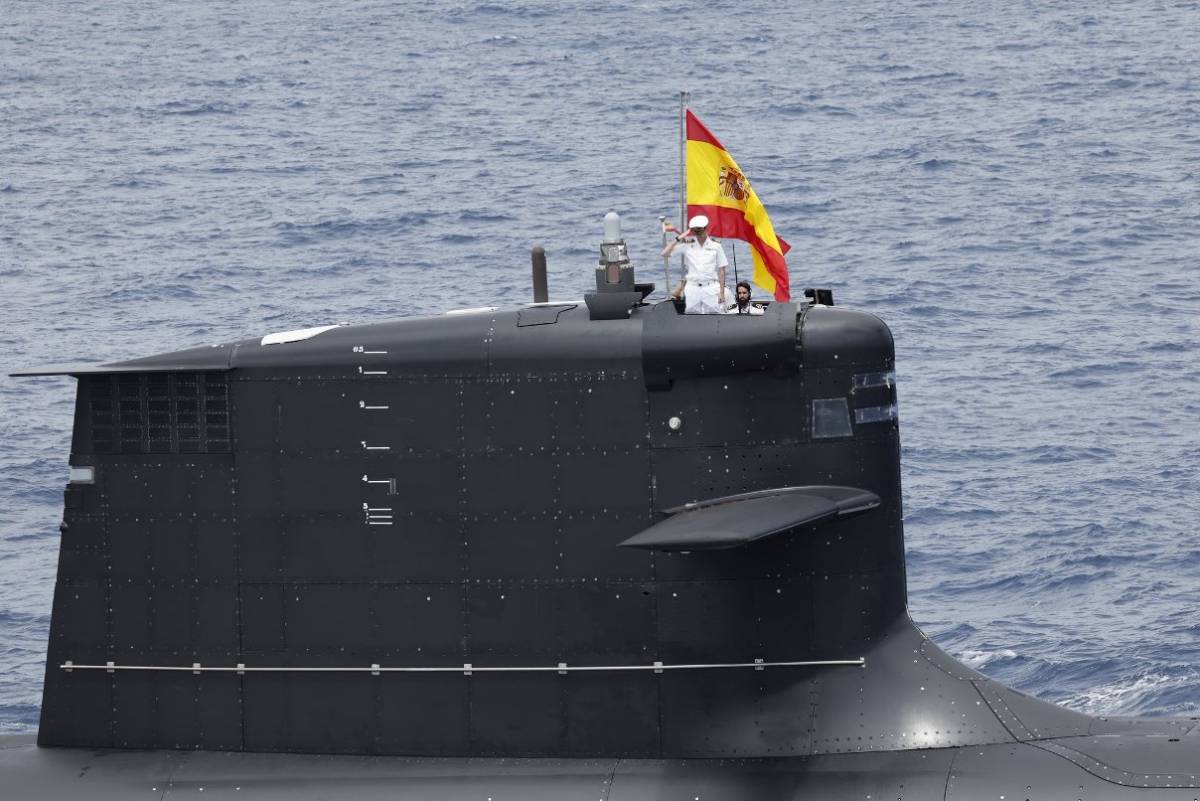 Otra imagen de la vela del S-81, su Comandante, el capitán de corbeta Manuel Corral Iranzo, baja la cabeza como señal de respeto a la bandera de España. (foto MDE) Otra imagen de la vela del S-81, su Comandante, el capitán de corbeta Manuel Corral Iranzo, baja la cabeza como señal de respeto a la bandera de España. (foto MDE)